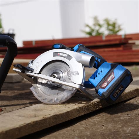 DIY Deck: 6 Essential Power Tools for a DIY Masterpiece | Topmaq