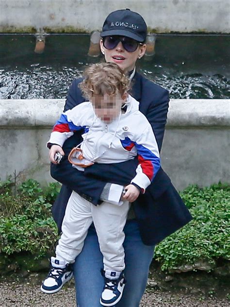 Hollywood Anne Hathaway Holds Sweet Son Jack 2 On Outing In Rome