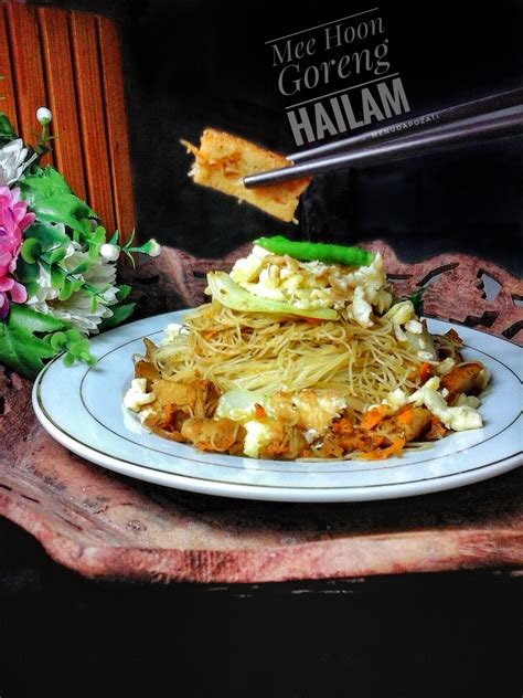 Kacang panggang dalam tin (2 sudu makan) goreng kosong (sepinggan) = 660 kalori 8. Mee Hoon Goreng Hailam