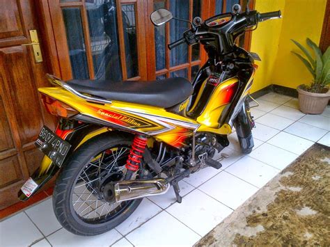 Dividio kali ini adalah vidio review motor terviral yaitu vega zr pink yang dimiliki oleh bro andre, semoga dapat menghibur kalian. Lampu Variasi Motor Vega - LAMPUTASOR