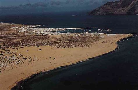 Playa El Salado Bahía Del Salado En Teguise Información Mapa Y Fotos