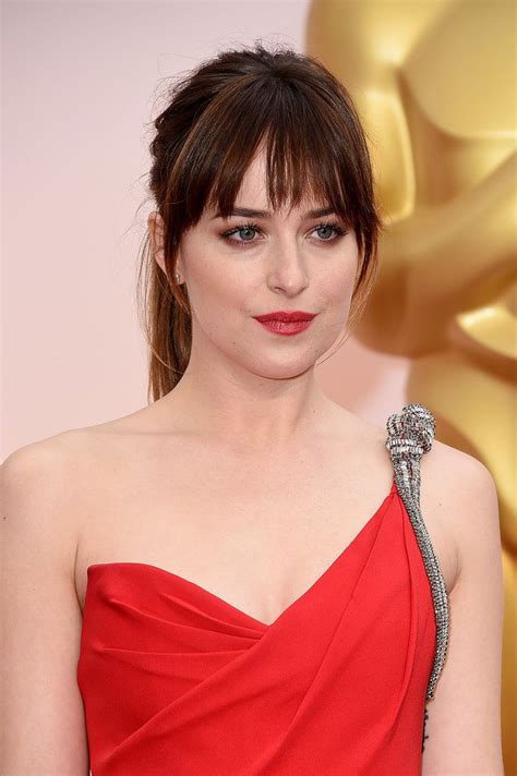 They say three is a trend — but the latest bangs craze has exceeded the standard number. See All Angles of Dakota Johnson's Perfect Ponytail at the Oscars | Dakota johnson hair, Dakota ...