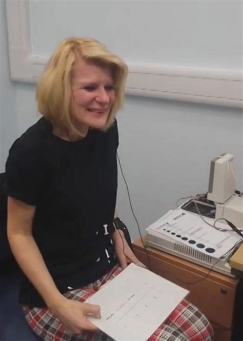 Video Captures Amazing Moment Deaf British Woman Hears For The First Time New York Daily News