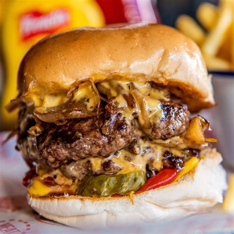 The area surrounding the hotel is known for its amazing street performers, diverse and delicious restaurants, chic designer shops, and a vibrant theater scene. Best burgers in London