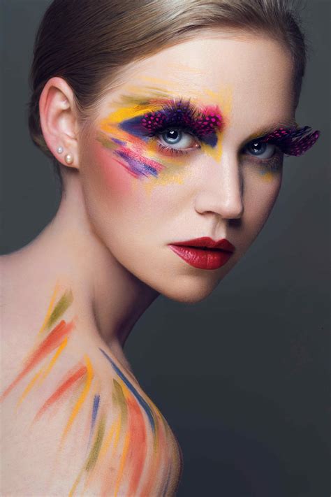 Épinglé Par Veronique Paquette Sur Visage Coloré Maquillage Futuriste