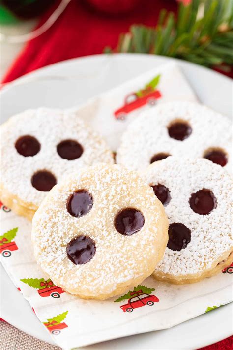 These authentic austrian linzer cookies will be your favorite christmas cookies ever! Linzer Cookies Recipe | Plated Cravings