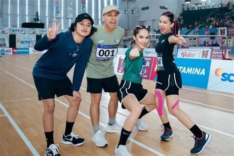 Cinta Laura Juara Lari 100 Meter Turnamen Olahraga Selebriti Indonesia