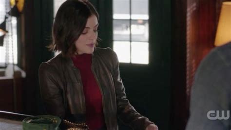 La sac à main en cuir vert porté par Stella Abbott Lucy Hale dans la série Life Sentence