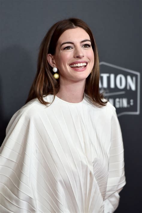 Anne Hathaway Is Still Traumatized From Co Hosting The Oscars Observer