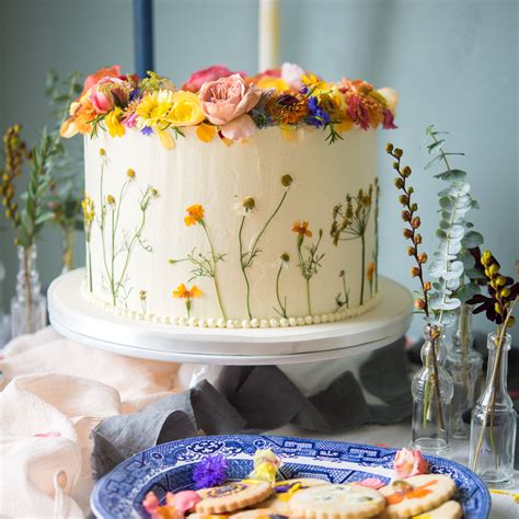 Blushing Cook Bespoke Cakes London In 2021 Edible Flowers Cake
