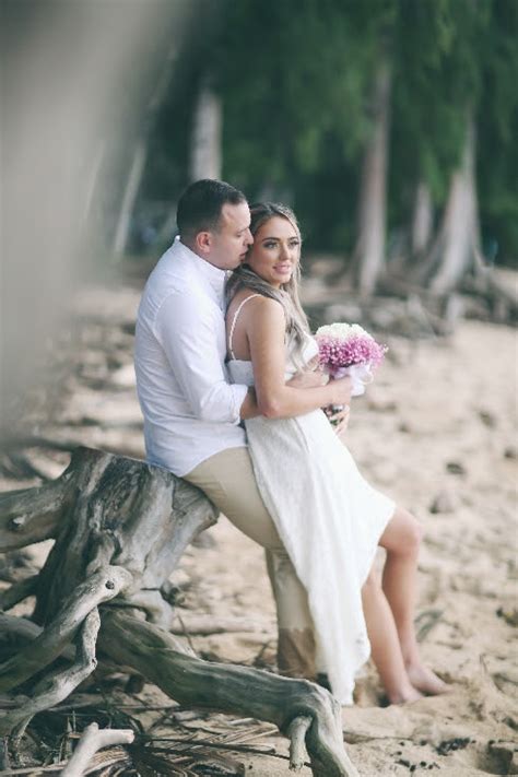 Choosing The Perfect Hawaii Elopement Package For Two Hawaii Wedding