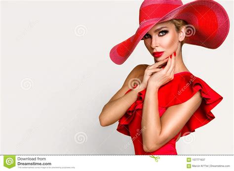 Retrato De Una Mujer Elegante En Un Sombrero Un Bikini Rojo Y Labios Rojos En Un Fondo Beige