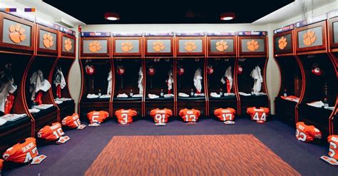 Clemson Football Locker Room Video Of Naked Players Has Leaked On Onlyfans Tmspn