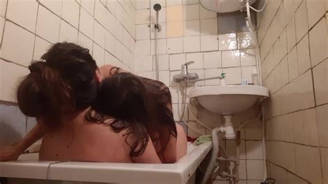 Позвала подругу помыть спину и затащила её к себе в ванную в одежде Это был мокрый и страстный
