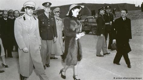 بازدید محمد‌رضا شاه و فوزیه همسر اول او از پایگاه نظامی آمریکائیان در ایران که وظیفه کمک رسانی