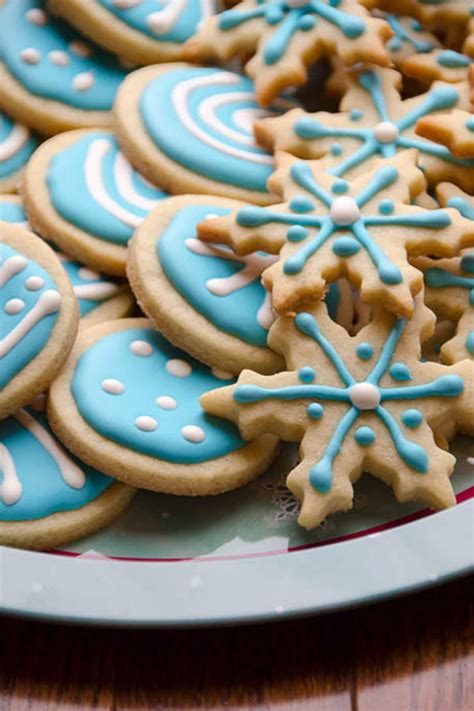 You need a very precise consistency in order for the royal icing to pipe and set. Royal Icing Christmas Cookie Ideas 2020 - paroxysmo