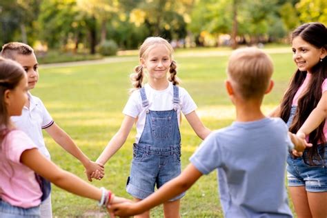 Cinco Niños Formando Un Círculo Juntos Foto Gratis