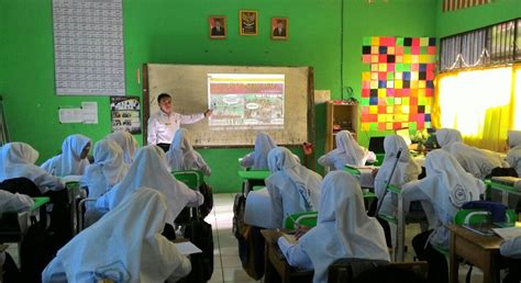 Semi jepang ibu guru sama murid big move 2021. Siswa Belajar Dengan Media Komik Pembelajaran | Ikatan ...