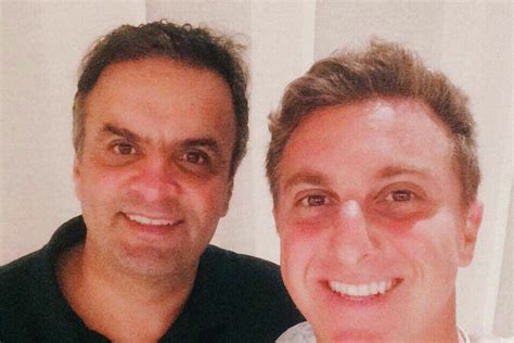 Vai lá, guerreiro, e mostre para aqueles sete palhaços como se faz. Luciano Huck apaga fotos ao lado de Aécio Neves e é ...