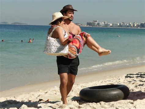 Andréia Horta arranca suspiros só de biquíni na praia do Leme