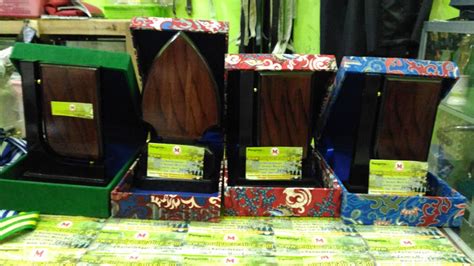 Harga plakat vandel kayu kotak pensil dengan jam untuk cindera mata. Jual Plakat Kayu, Vandel Kayu Berkualitas | pesan name tag ...