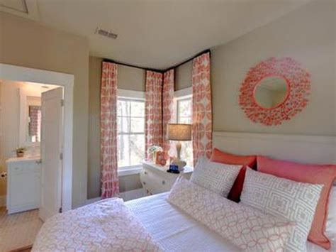 Even the smallest bedroom has a corner to fit a vanity. 45 Guest Bedroom Ideas | Small Guest Room Decor Ideas ...