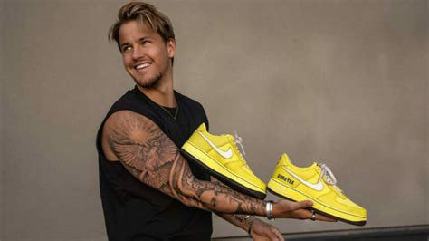 Application icon animated icons pictogram icon design animation character animation movies lettering motion design. Månadens Klarna Icons. | Klarna Sverige