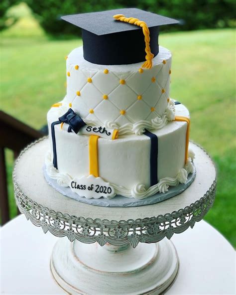 A Graduation Cake Sitting On Top Of A Table