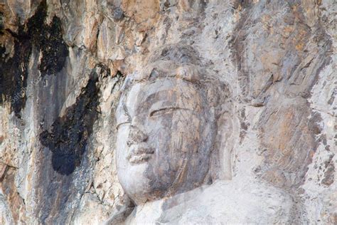 Famosas Grutas Longmen Estatuas De Buda Y Bodhisattvas Talladas En La