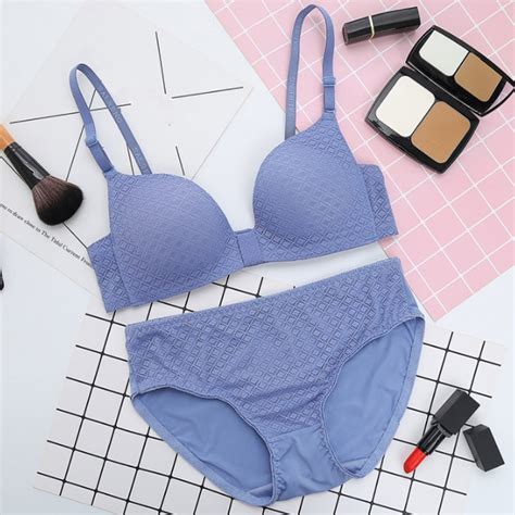 Gumprun Seamless Bra Set Korean Style Wire Free Adjusted Straps Push Up