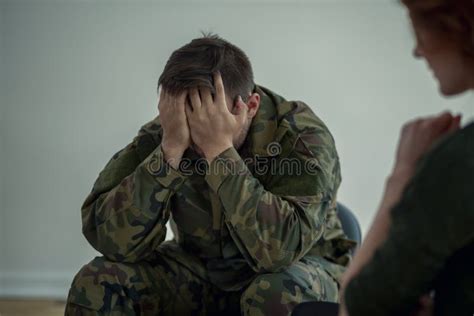 Soldado Profissional Cansado Com Problema Emocional Durante A Reunião