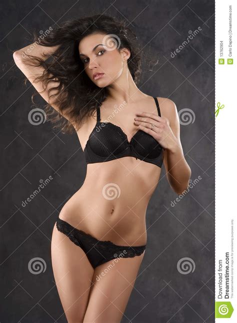 brunette sexy dans la lingerie photo stock image du modèle aptitude 13762904