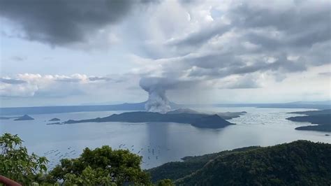 People watch plumes of smoke and ash rise from taal volcano on january 12, 2020, in tagaytay outside manila, philippines. TAAL VOLCANO ERUPTION, 12 January 2020 - YouTube