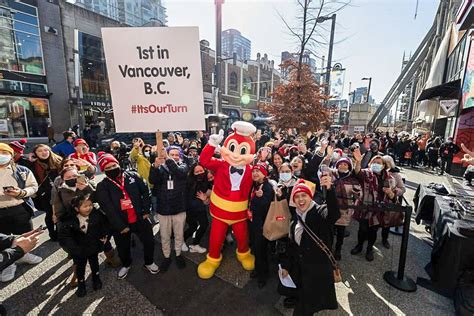 Look Jollibee Opens First Store In Vancouver Thousands Line Up