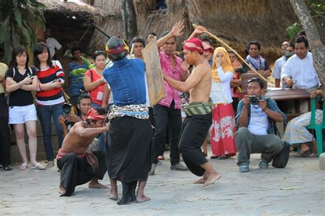 Mengenal Tradisi Peresean Budaya Adu Cambuk Dari Lombok