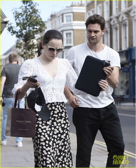 Daisy Ridley Tom Bateman Continue To Fuel Marriage Rumors By Wearing Wedding Rings During
