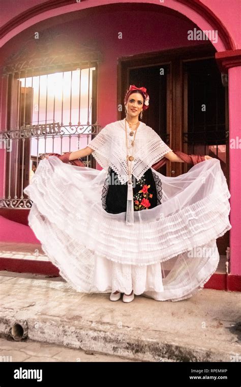 Jarocha Clásico En Blanco Con Fondo De Color Rosa En Veracruz