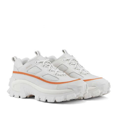 This is the most common form of politeness when you talk to someone who has a higher professional or social status than yours. Axel Arigato & Cat footwear släpper sin andra ...
