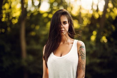 Bakgrundsbilder solljus kvinnor modell porträtt skärpedjup T shirt långt hår brunett