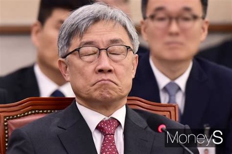 최 원장 측 핵심 관계자는 '대선 주자 하마평이 광주 일정 취소에 영향을 미친 것 아니냐'는 질문에 그런 판단이 있지 않았겠냐고 답했다. 머니S포토 전관예우 질책에 두눈 감은 최재형 원장 - 머니S