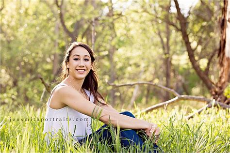 50 Simple And Amazing Senior Picture Poses For Girls