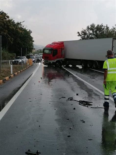 Camion E Auto Si Scontrano Tra Paola E San Lucido Ferita Una Donna