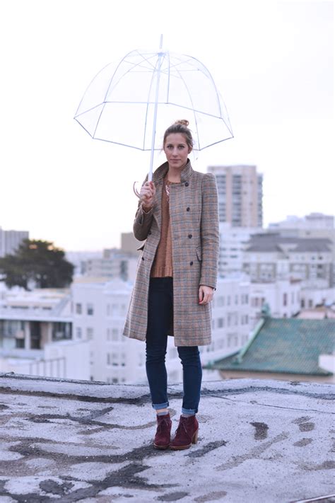 The music of a rainy day in new york is wonderful as in all woody allen films, you can feel the rain's perfume and there are plenty of quotes that will make you laugh and enjoy. What to Wear on a Rainy Day