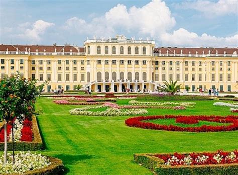 You need to get there much earlier, of course, because entry is always free and requires no ticket, with. Schloss Schoenbrunn Concert in Vienna | HAPPYtoVISIT.com