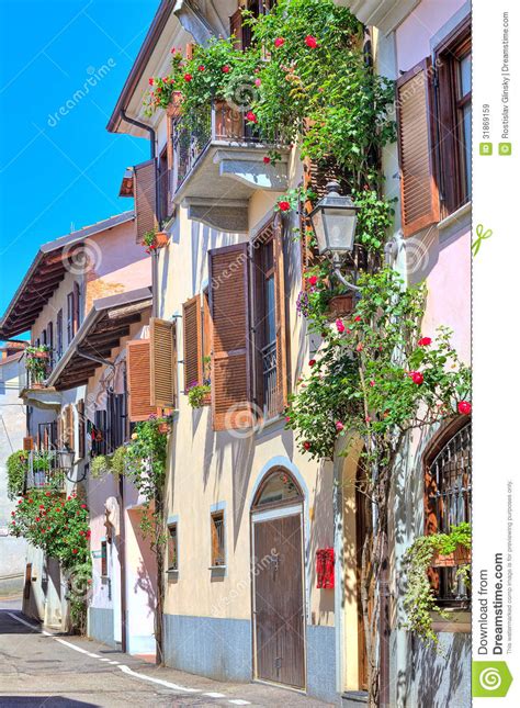 Gesegnet sei, durch den die welt entstund 5. Italienisches Haus Verziert Mit Blumen In Piemont, Italien ...