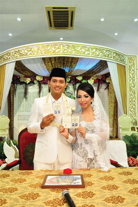 Kebanyakan calon pengantin zaman sekarang memilih gedung untuk jadi tempat melangsungkan resepsi. Elegan Hitam Putih Dalam Tradisi Jawa di Gedung Ardhya ...