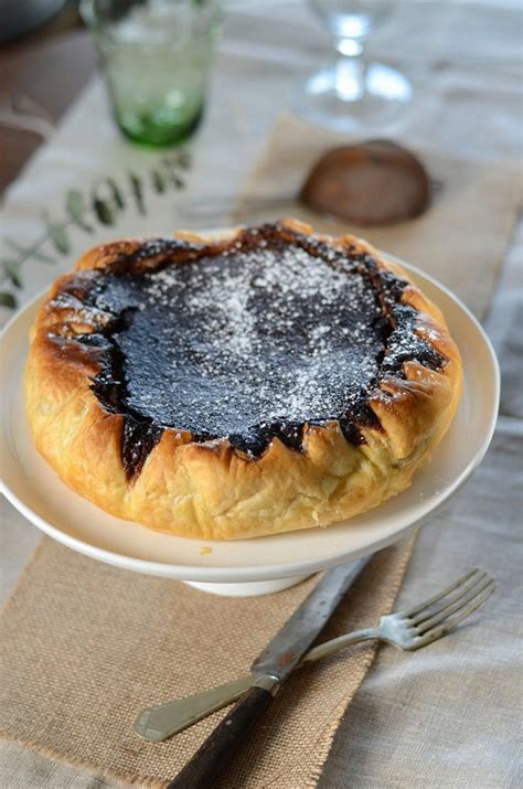 Une noix, fruit à coque du noyer commun (juglans regia), dans son brou éclaté. Tarte au chocolat et noix de coco - Recette - Tangerine Zest