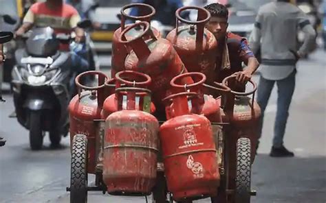 govt to give rs 22 000 crore grant to oil psus to cover lpg losses