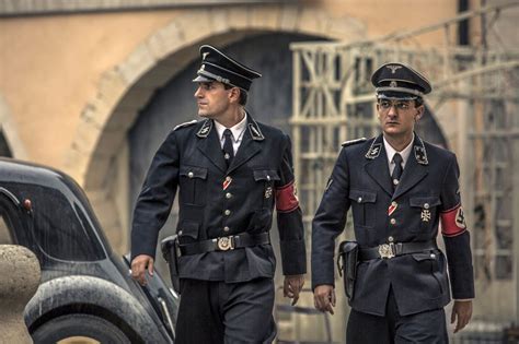 Ils sont donc incorporés dans l'armée de terre, dont ils essaient de s'échapper à maintes reprises. Max & Leon (2016) by Jonathan Barré