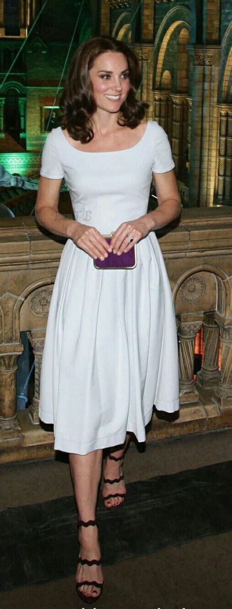 Karton in lebensgröße, rotem kleid ausschnitt hat dieses in lebensgröße, entfalten auf rückseite daher selbststützend. Channeling her inner Liesl | Kate middleton outfits, Kate ...